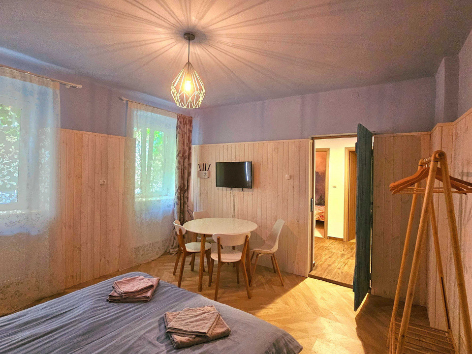 Apartament cu 2 camere, situat la casa + curte, ultracentral in Piata Sfatului