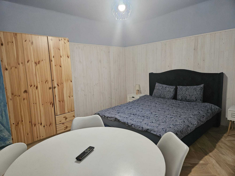 Apartament cu 2 camere, situat la casa + curte, ultracentral in Piata Sfatului