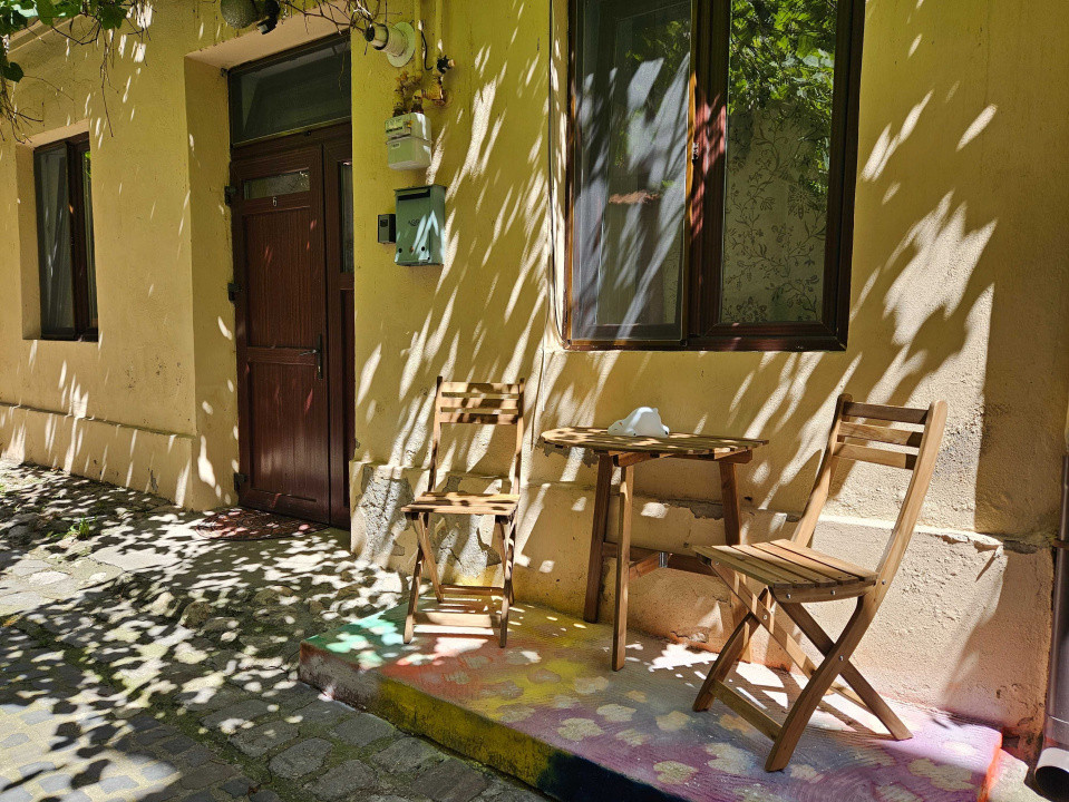Apartament cu 2 camere, situat la casa + curte, ultracentral in Piata Sfatului
