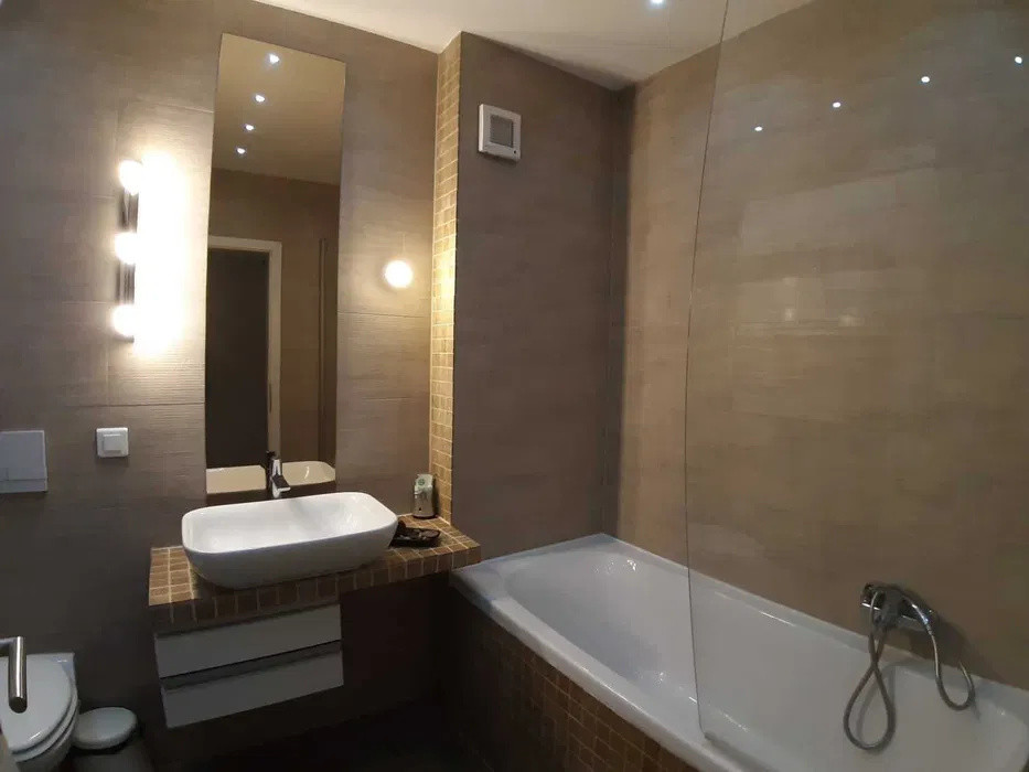 Apartament cu 2 camere, suprafata 52 mp, loc de parcare si boxa la Avangarden 2.