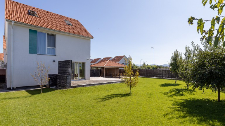 Casa individuala cu 4 camere, 120 mp util plus curte de 700 mp, zona Bartolomeu 