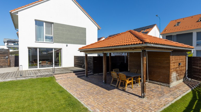 Casa individuala cu 4 camere, 120 mp util plus curte de 700 mp, zona Bartolomeu 