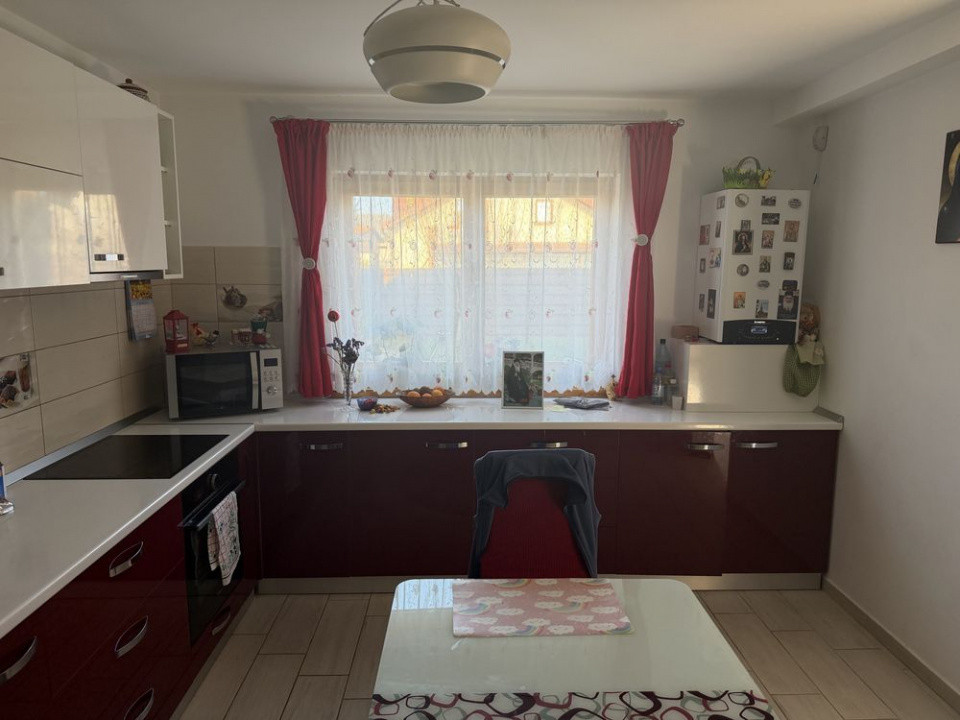 Casa cu 4 camere, 147 mp, curte 260 mp, 2 locuri de parcare acoperite zona Izvor