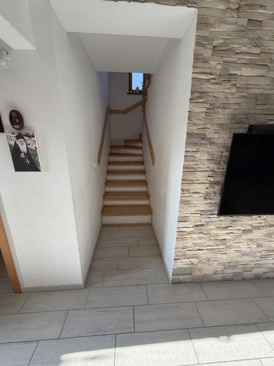 Casa cu 4 camere, 147 mp, curte 260 mp, 2 locuri de parcare acoperite zona Izvor