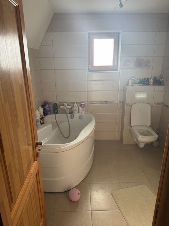 Casa cu 4 camere, 147 mp, curte 260 mp, 2 locuri de parcare acoperite zona Izvor