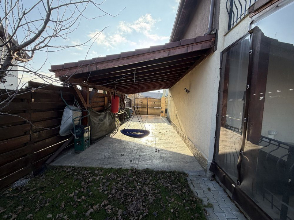 Casa cu 4 camere, 147 mp, curte 260 mp, 2 locuri de parcare acoperite zona Izvor