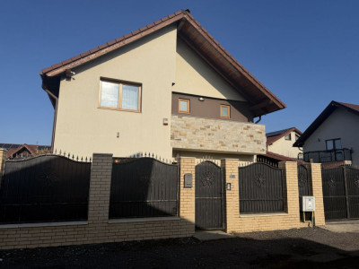 Casa cu 4 camere, 147 mp, curte 260 mp, 2 locuri de parcare acoperite zona Izvor