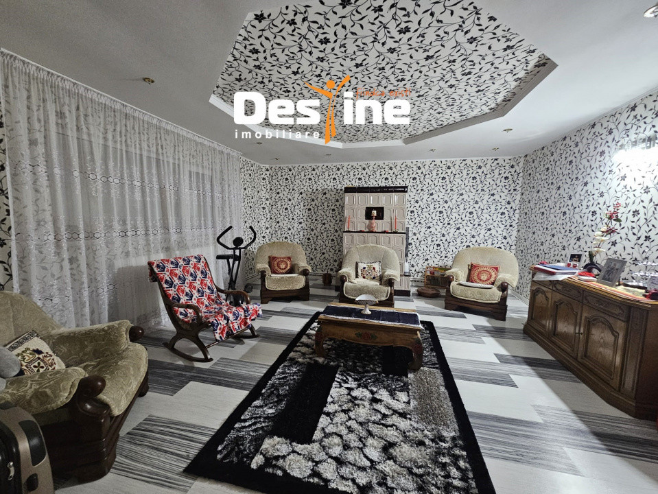 Casa cu etaj si mansarda, 7.200 mp teren, in comuna Probota 