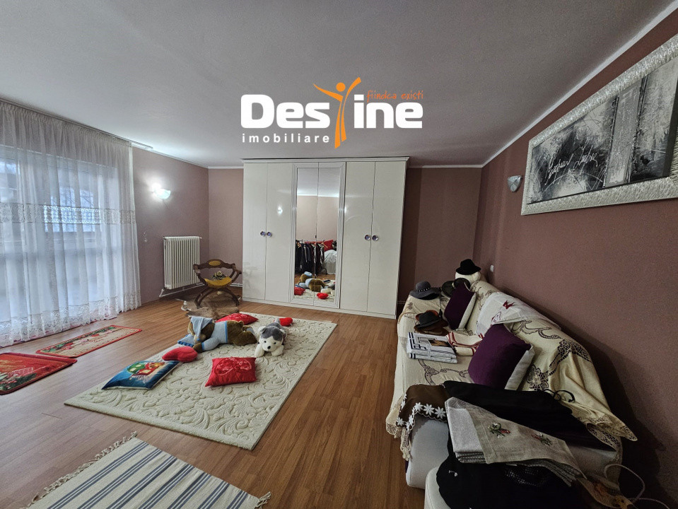 Casa cu etaj si mansarda, 7.200 mp teren, in comuna Probota 