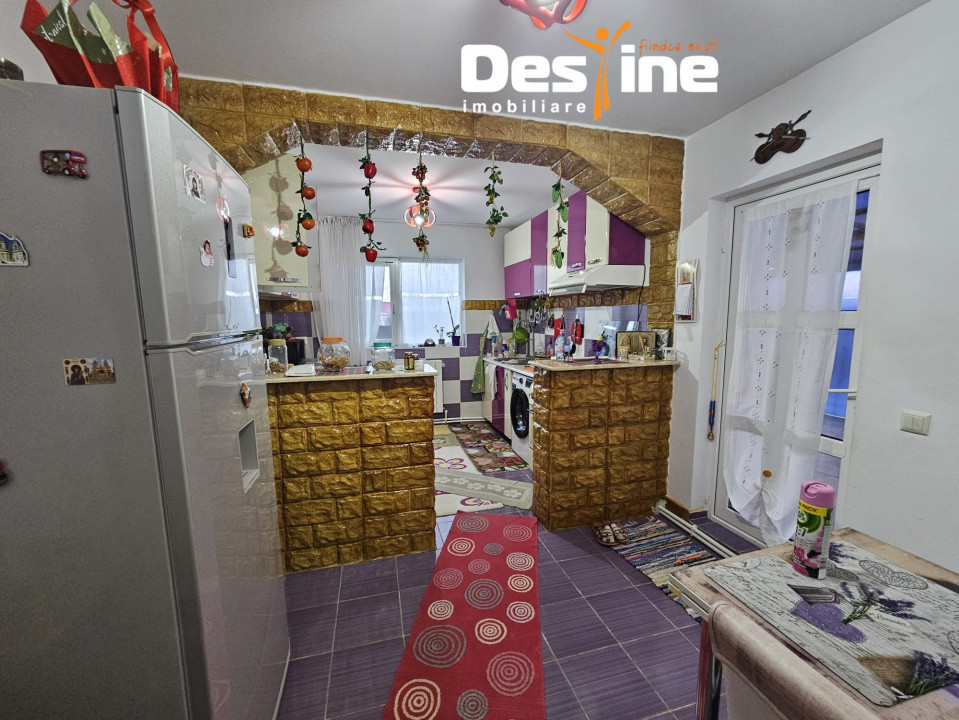 Casa cu etaj si mansarda, 7.200 mp teren, in comuna Probota 