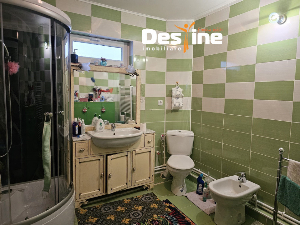 Casa cu etaj si mansarda, 7.200 mp teren, in comuna Probota 