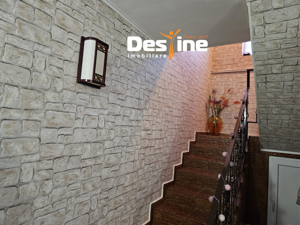 Casa cu etaj si mansarda, 7.200 mp teren, in comuna Probota 