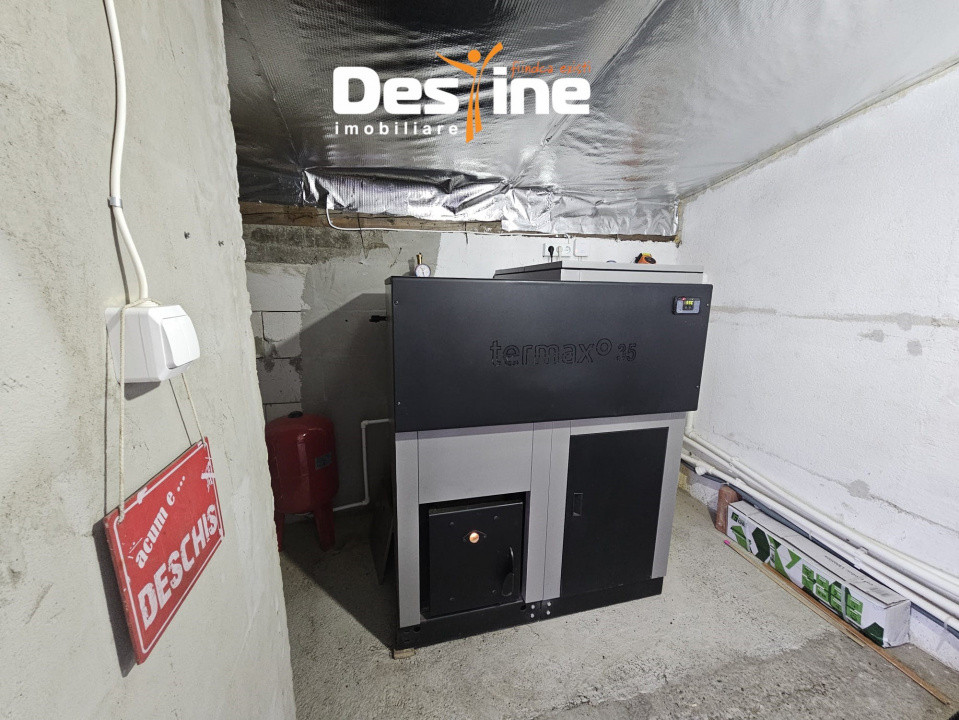 Casa cu etaj si mansarda, 7.200 mp teren, in comuna Probota 