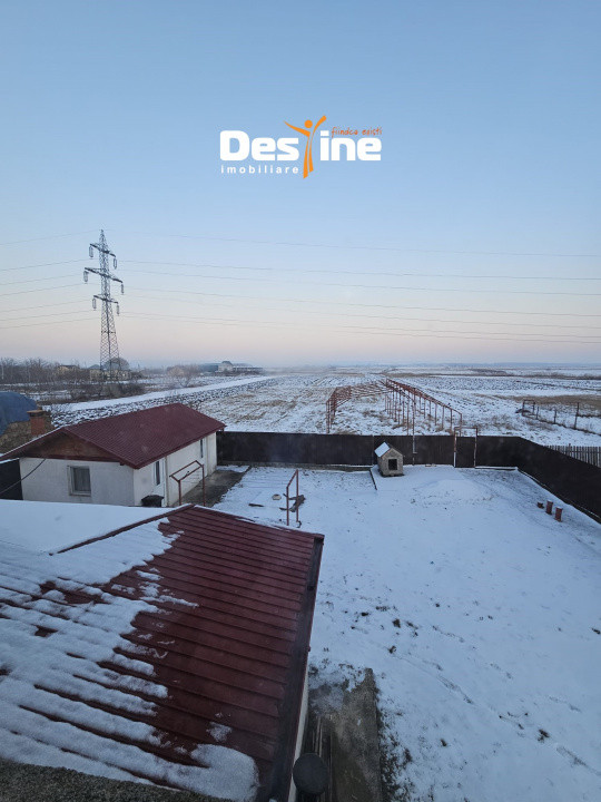 Casa cu etaj si mansarda, 7.200 mp teren, in comuna Probota 