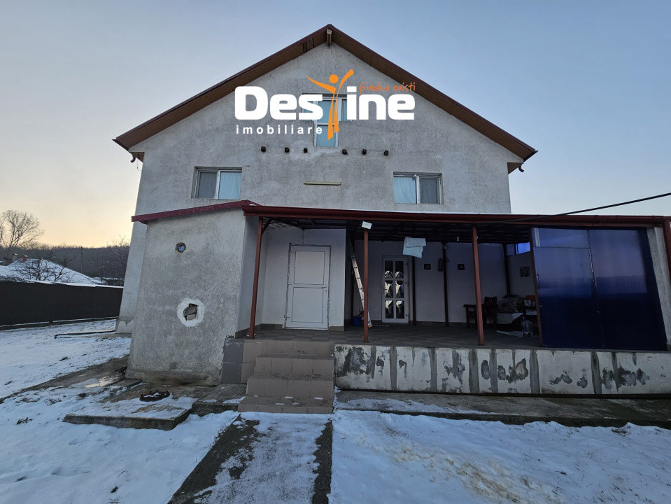 Casa cu etaj si mansarda, 7.200 mp teren, in comuna Probota 
