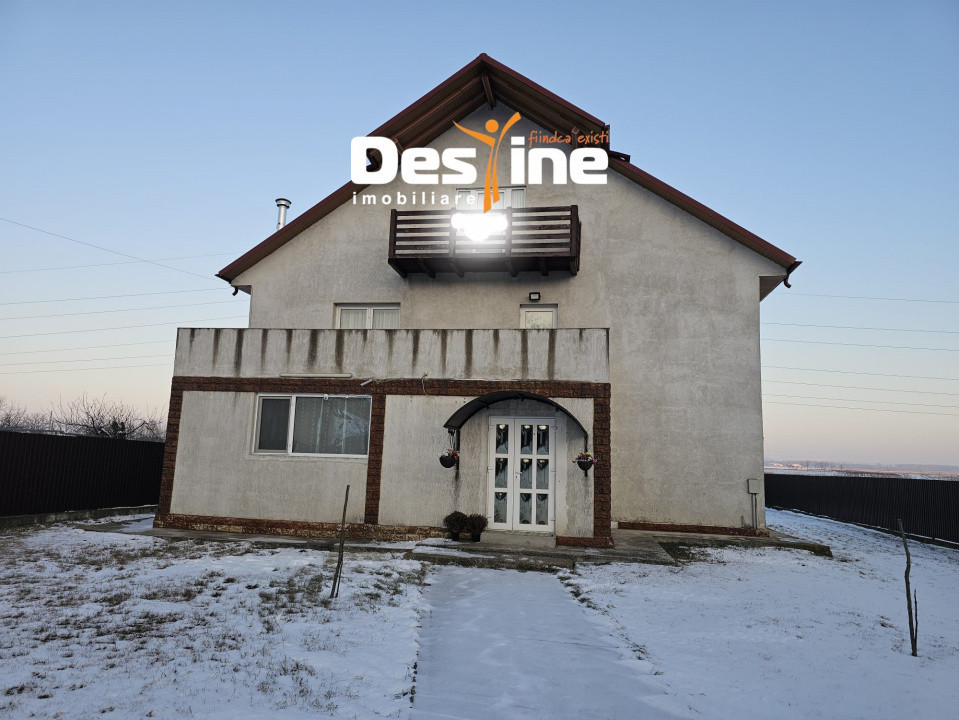 Casa cu etaj si mansarda, 7.200 mp teren, in comuna Probota 