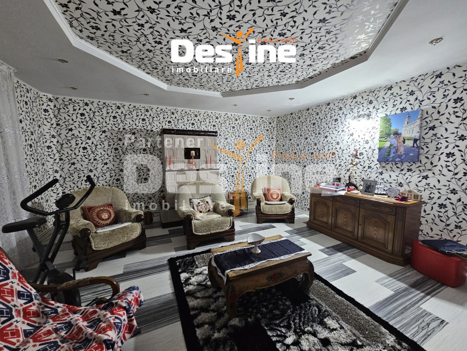 Casa cu etaj si mansarda, 7.200 mp teren, in comuna Probota 