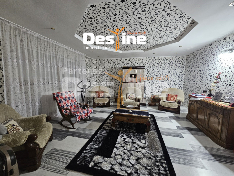 Casa cu etaj si mansarda, 7.200 mp teren, in comuna Probota 