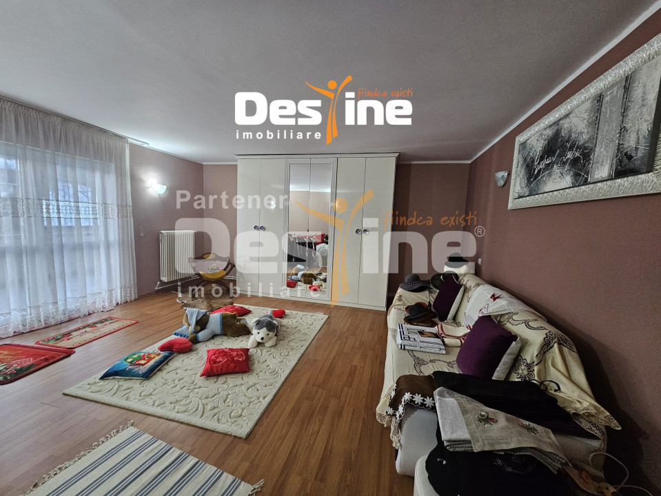 Casa cu etaj si mansarda, 7.200 mp teren, in comuna Probota 