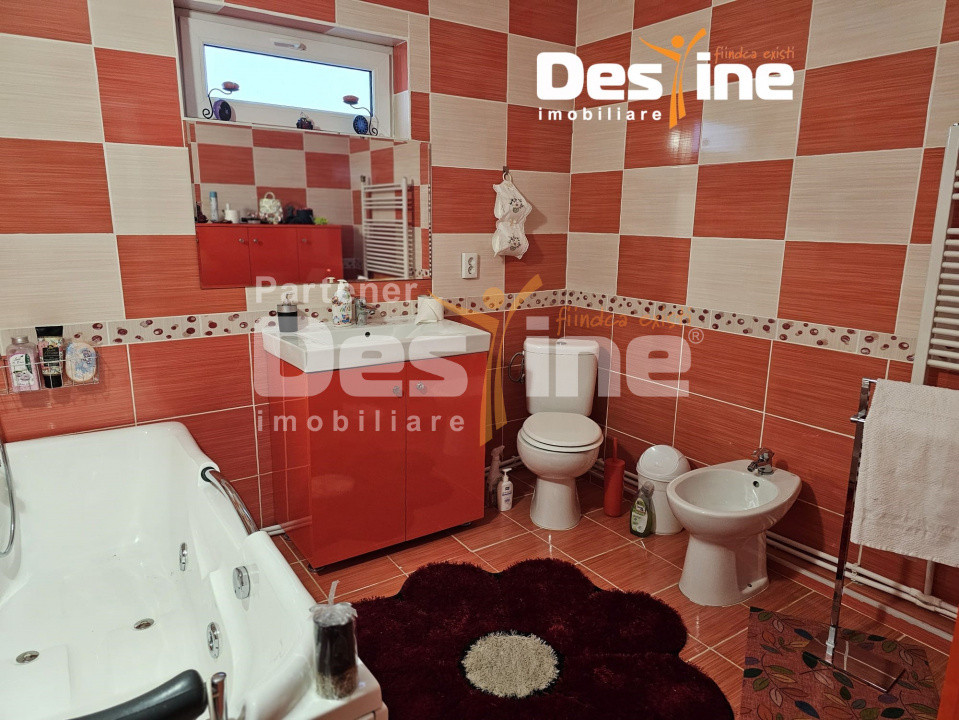 Casa cu etaj si mansarda, 7.200 mp teren, in comuna Probota 