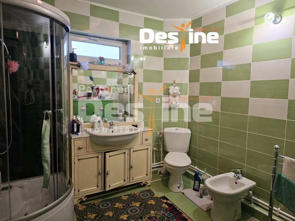 Casa cu etaj si mansarda, 7.200 mp teren, in comuna Probota 