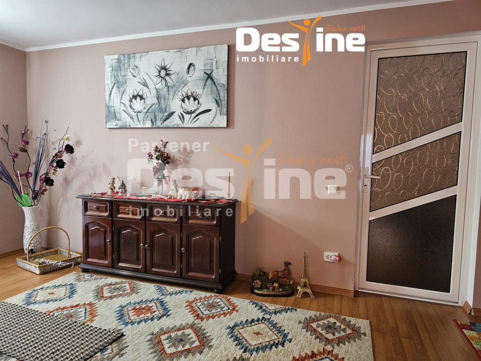 Casa cu etaj si mansarda, 7.200 mp teren, in comuna Probota 