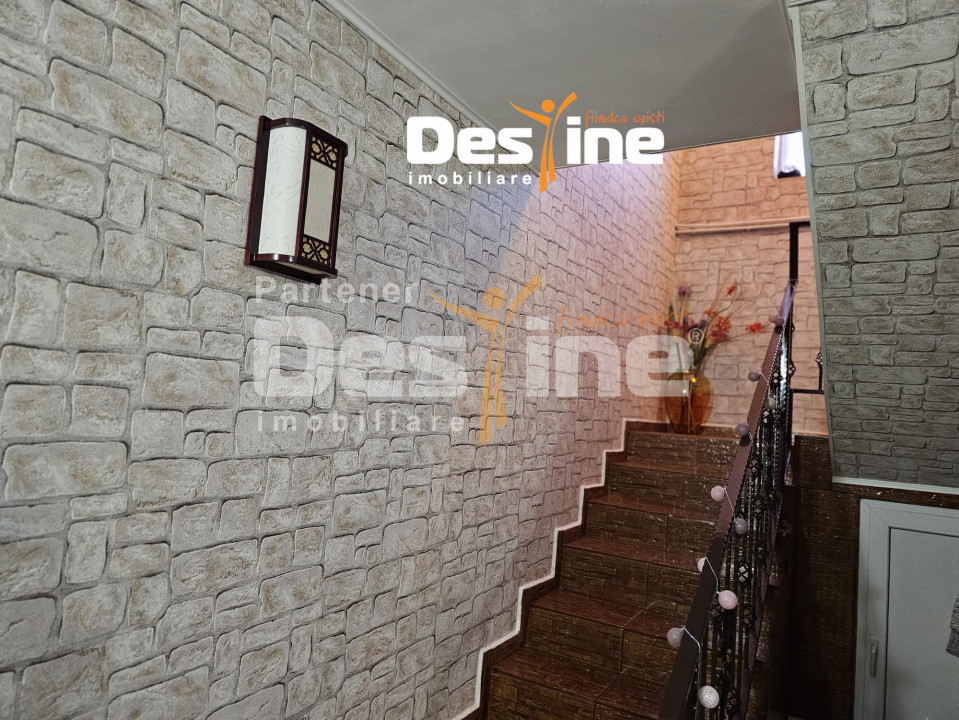 Casa cu etaj si mansarda, 7.200 mp teren, in comuna Probota 