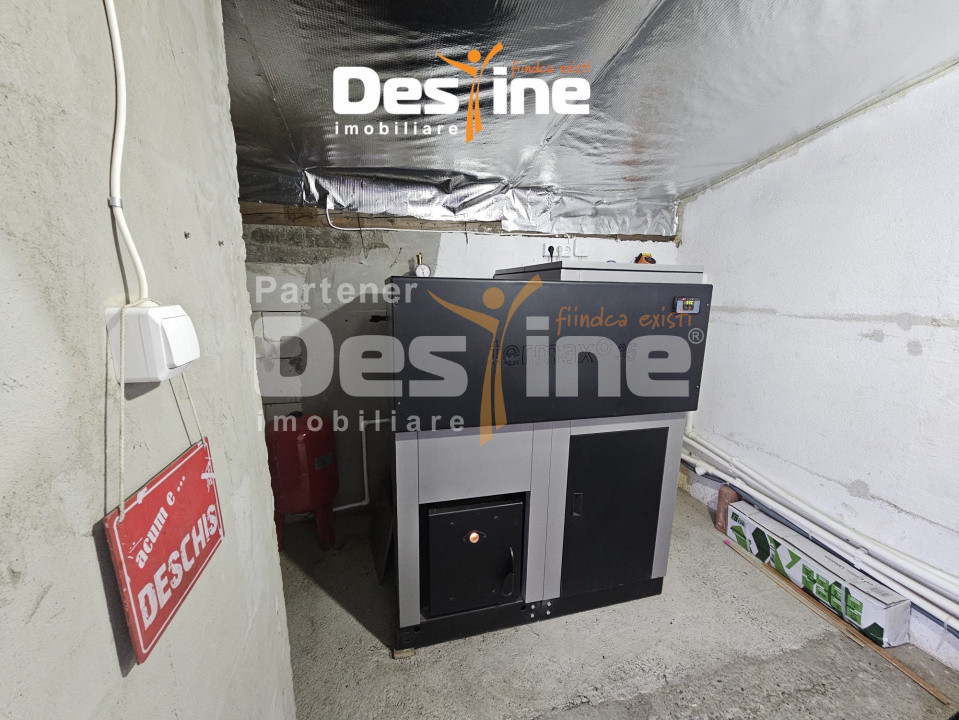 Casa cu etaj si mansarda, 7.200 mp teren, in comuna Probota 