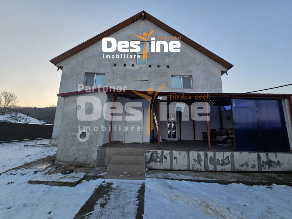 Casa cu etaj si mansarda, 7.200 mp teren, in comuna Probota 