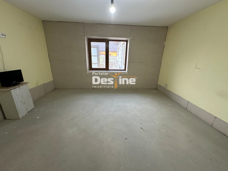 Pașcani - Casă la gri cu teren 450mp, încălzire în pardoseală, utilități incluse