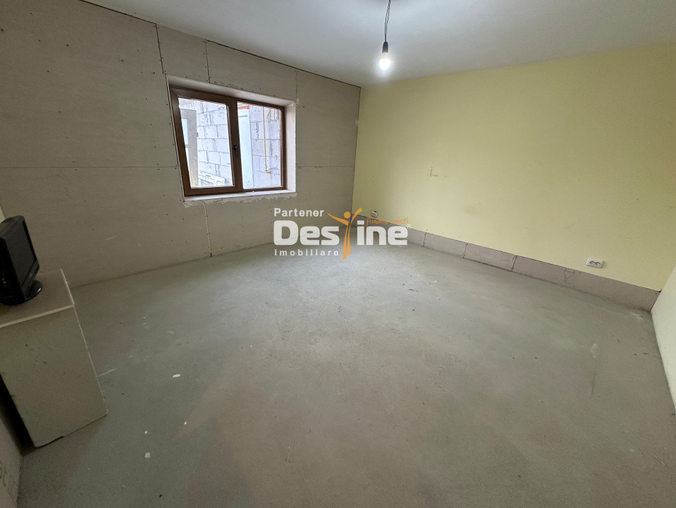 Pașcani - Casă la gri cu teren 450mp, încălzire în pardoseală, utilități incluse