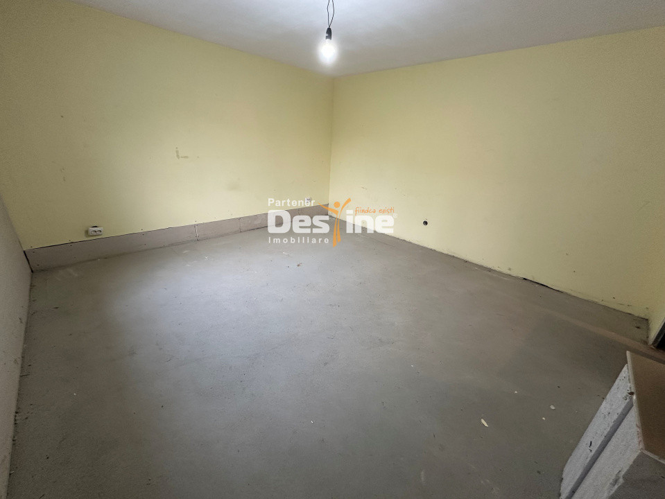 Pașcani - Casă la gri cu teren 450mp, încălzire în pardoseală, utilități incluse