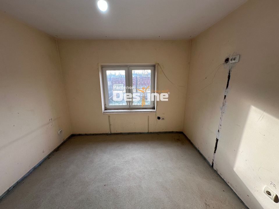 Pașcani - Casă la gri cu teren 450mp, încălzire în pardoseală, utilități incluse