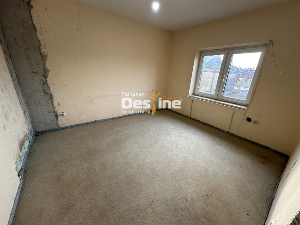 Pașcani - Casă la gri cu teren 450mp, încălzire în pardoseală, utilități incluse