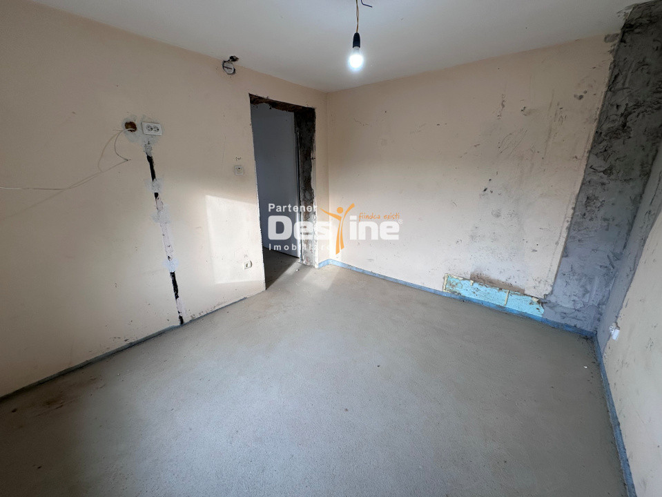 Pașcani - Casă la gri cu teren 450mp, încălzire în pardoseală, utilități incluse