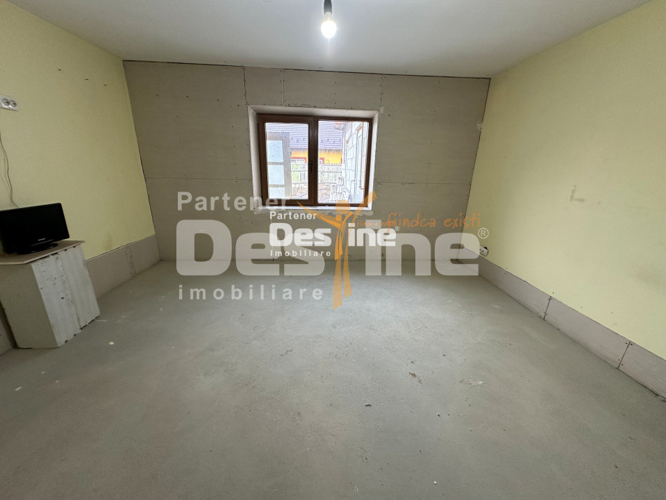 Pașcani - Casă la gri cu teren 450mp, încălzire în pardoseală, utilități incluse