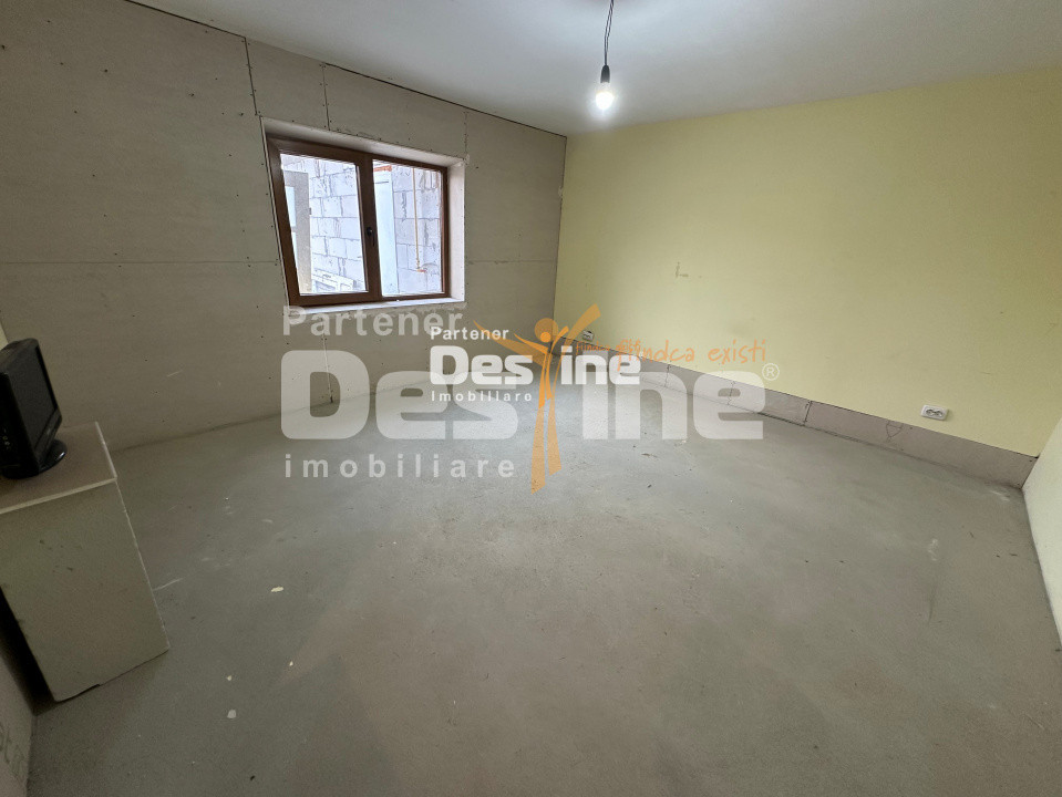 Pașcani - Casă la gri cu teren 450mp, încălzire în pardoseală, utilități incluse