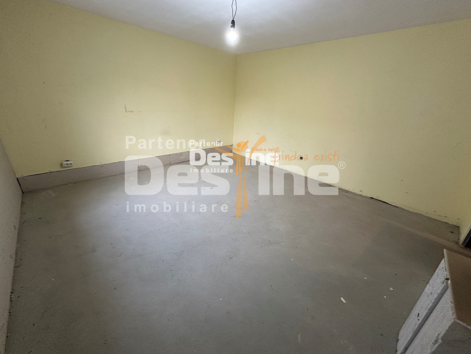 Pașcani - Casă la gri cu teren 450mp, încălzire în pardoseală, utilități incluse