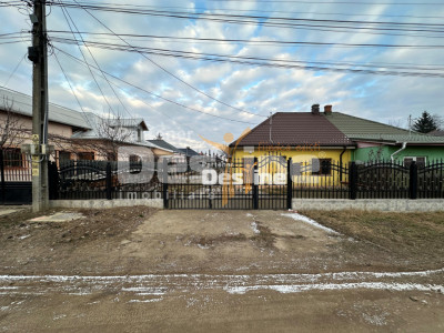 Pașcani - Casă la gri cu teren 450mp, încălzire în pardoseală, utilități incluse