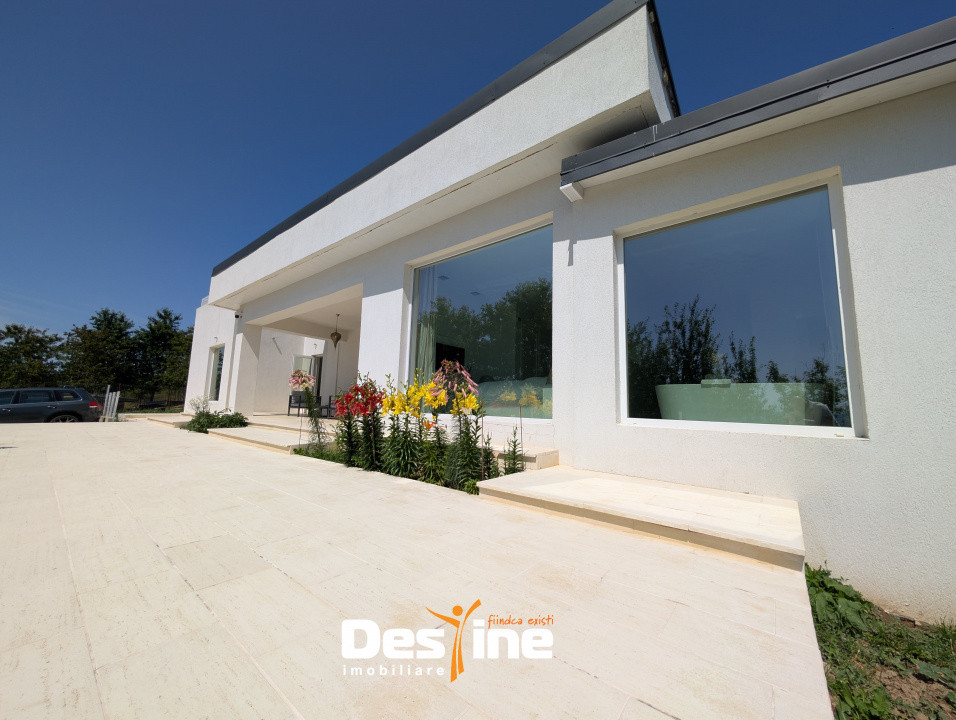 Casă sustenabilă 196 mp cu design futurist, în natură, mobilată utilată BÂRNOVA