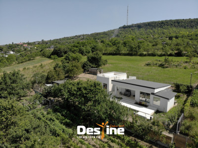 Casă sustenabilă 196 mp cu design futurist, în natură, mobilată utilată BÂRNOVA