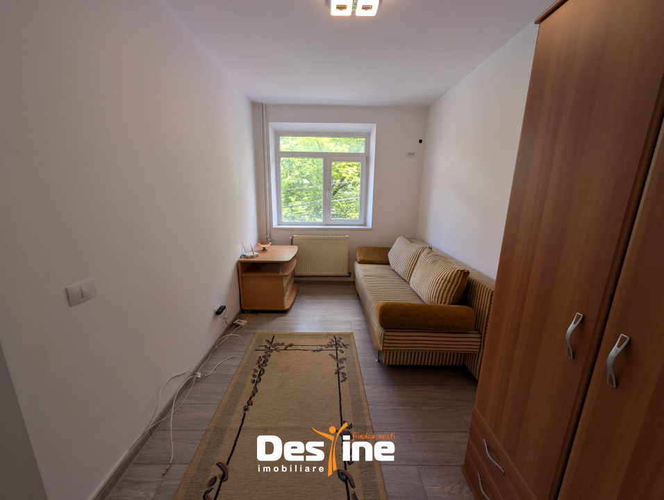 Centru Apartament 2 camere 41 mp etaj 2, partial mobilat baie cu geam renovat