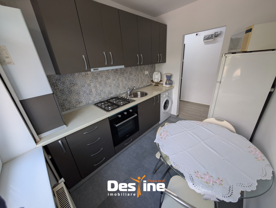 Centru Apartament 2 camere 41 mp etaj 2, partial mobilat baie cu geam renovat