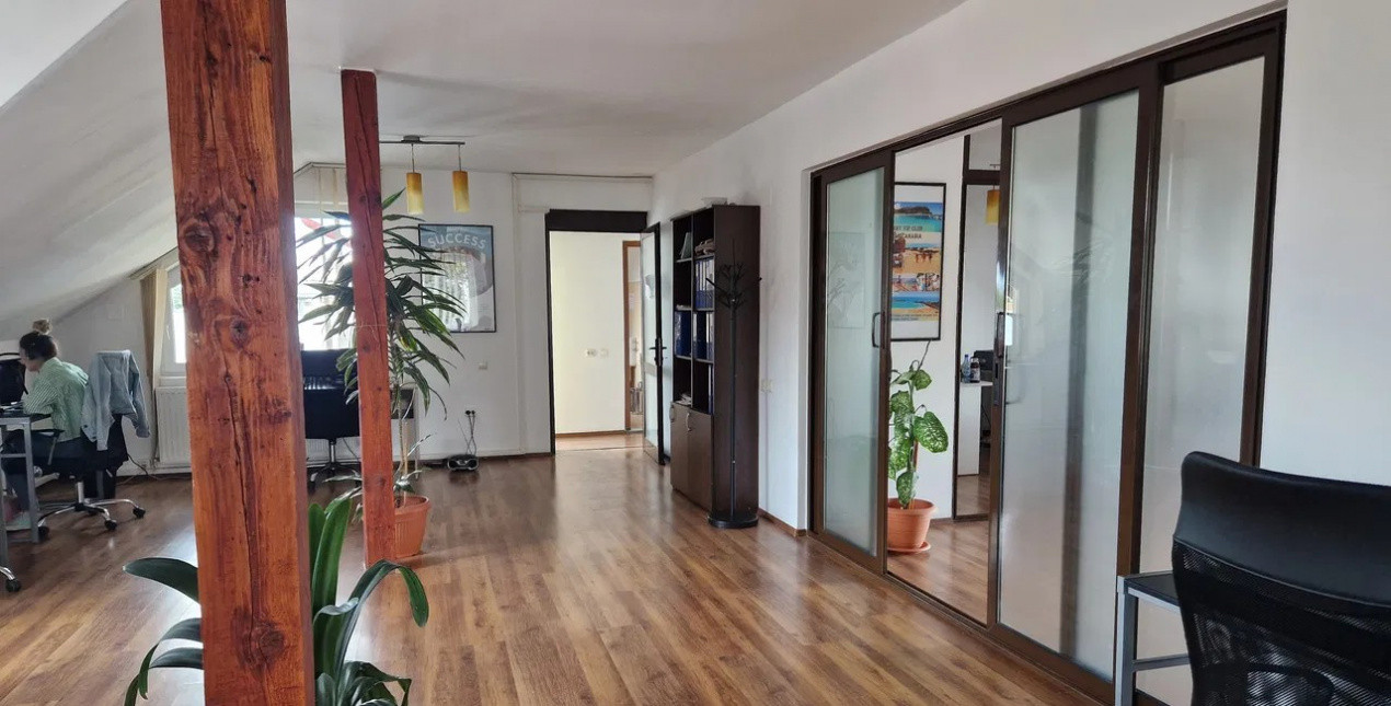 Spatiu comercial 120 mp cu 3 incaperi si locuri de parcare, zona Nicopole