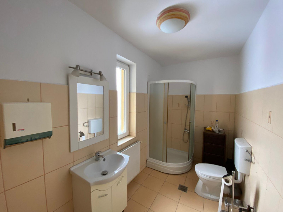 Spatiu comercial 120 mp cu 3 incaperi si locuri de parcare, zona Nicopole