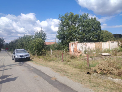 Teren intravilan 2.000 mp + construcții – Comuna Bunești, sat Treime