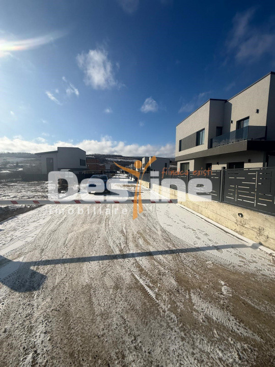 Casa individuala cu etaj, 4 camere, teren 396 mp, drum privat