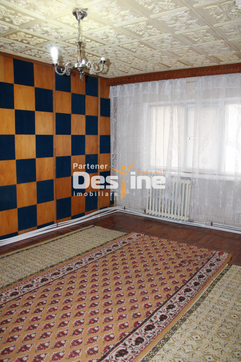 Apartament 3 camere decomandat de 61 mp 2 băi la parter cartier Favorit - Roman