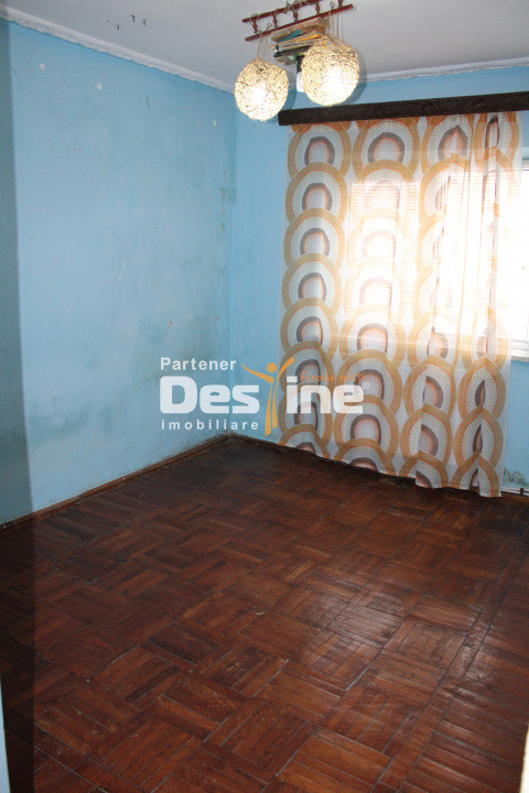 Apartament 3 camere decomandat de 61 mp 2 băi la parter cartier Favorit - Roman