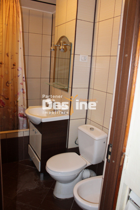 Apartament 3 camere decomandat de 61 mp 2 băi la parter cartier Favorit - Roman